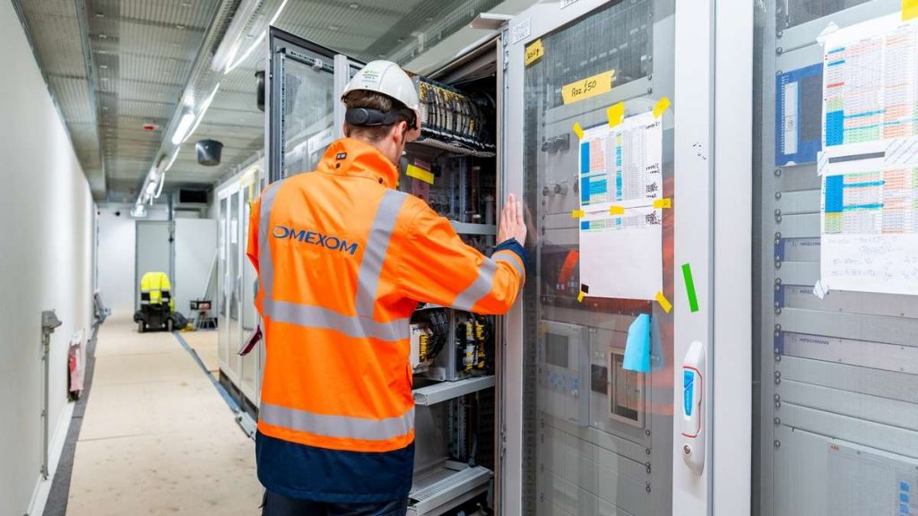 Omexom-technicus werkt aan besturingskast in hoogspanningsstation Rozenburg-Zuid Titel