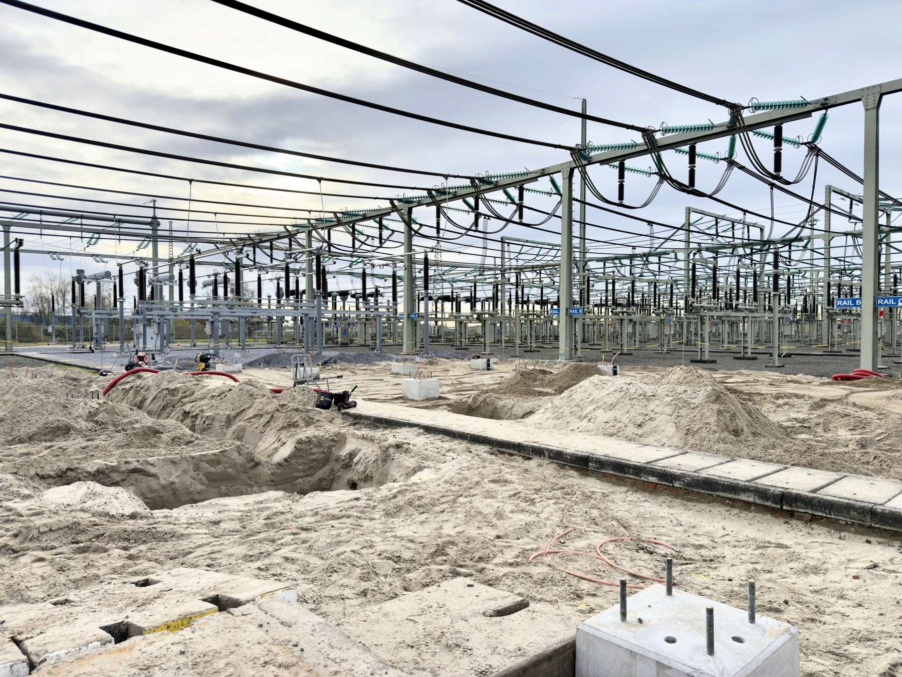 Werkzaamheden aan het 150 kV-hoogspanningsstation Geertruidenberg met rails, kabels en funderingen